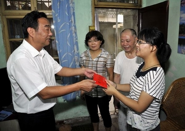 市总副调研员李智德上门慰问洪梦杨和李明两位困难大学生,勉励他们