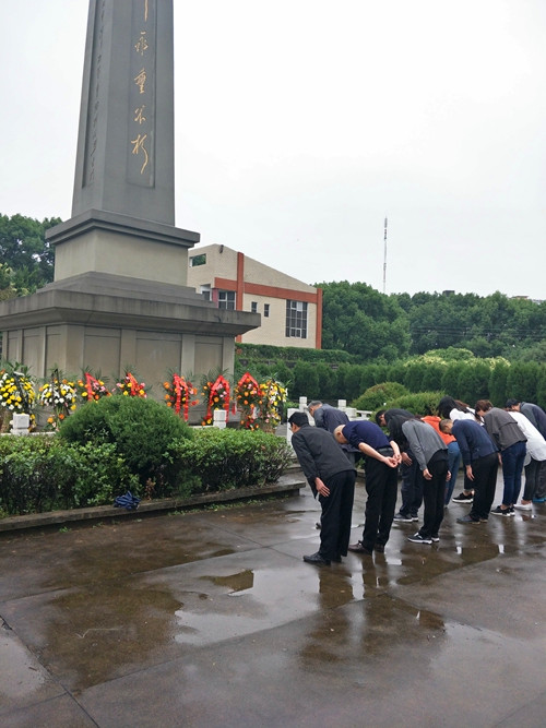 桐城市总工会组织全机关全体人员来到市烈士陵园,开展烈士纪念日活动