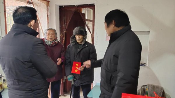 县总工会党组书记、常务副主席李志华走访慰问贫困户