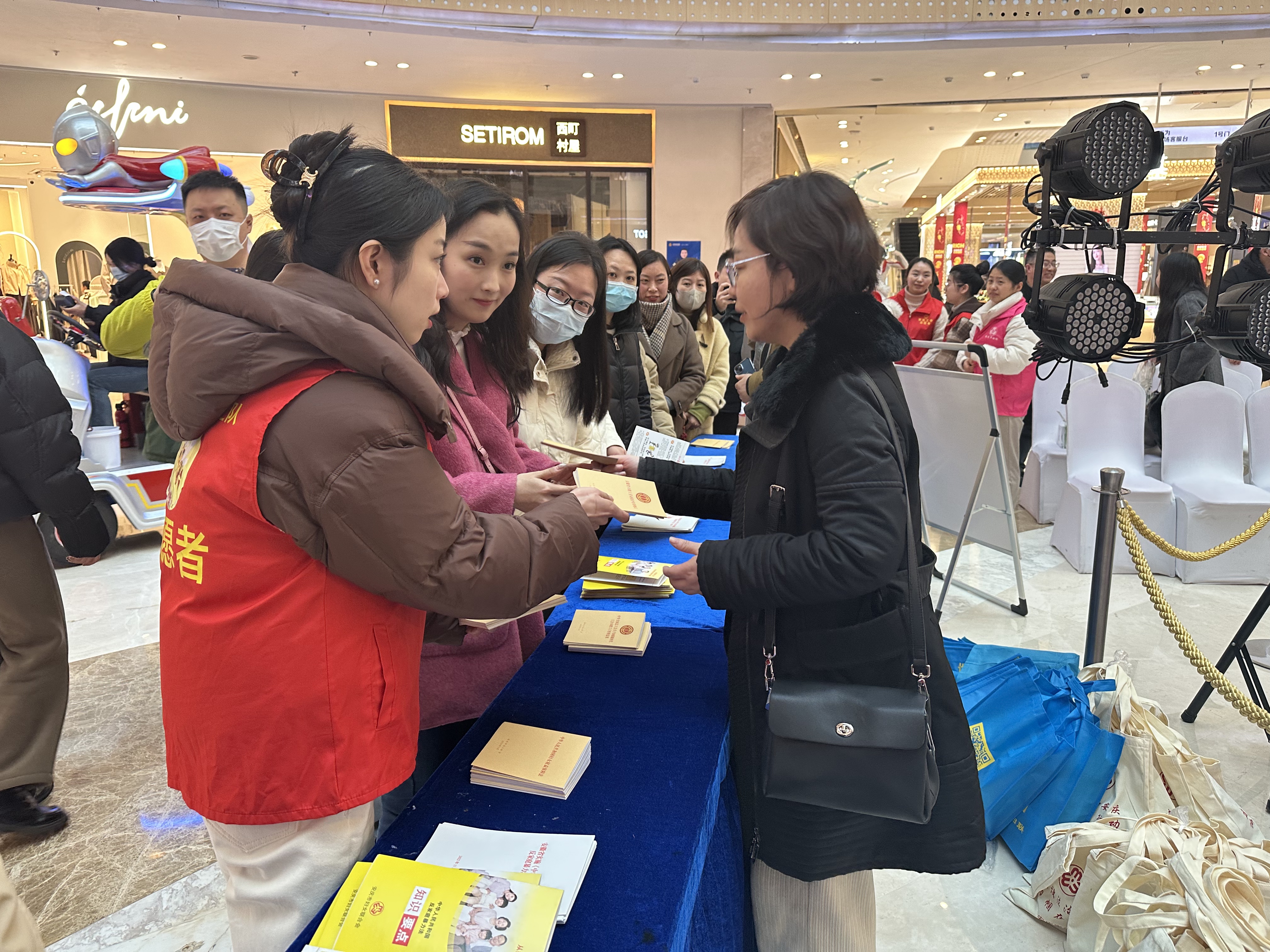 安庆市总工会组织开展“情系女职工  法在你身边”普法宣传活动