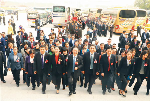 10月21日，出席中国工会十七大的安徽代表满怀豪情步入人民大会堂，参加大会预备会（魏如冰/摄）